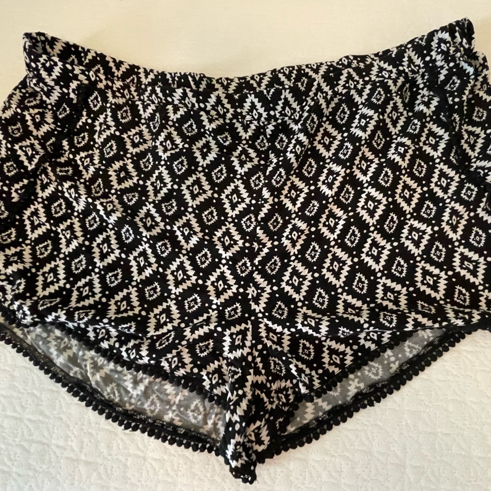 Light-weight shorts, elastic waste
